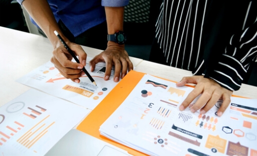 カリキュラム表を見ている